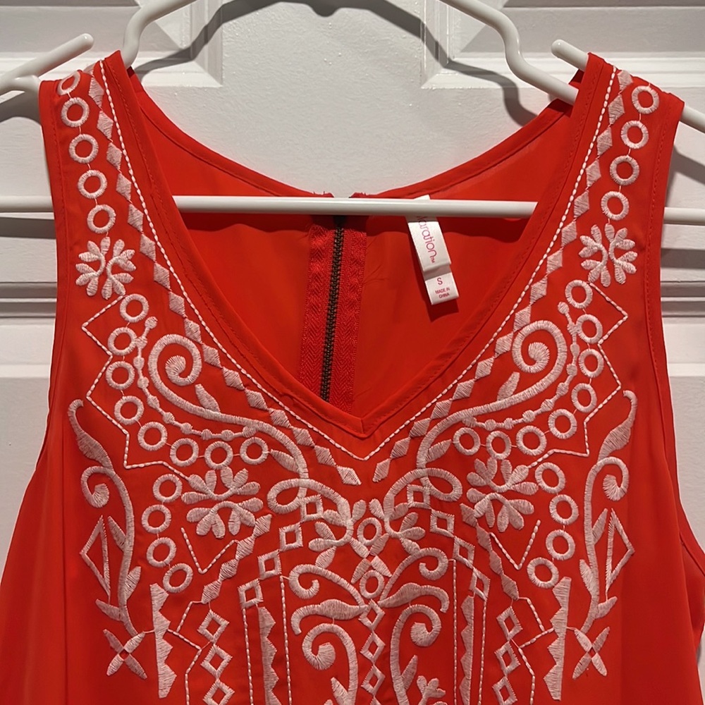 Embroidered tank top with fringe - Picture 2 of 4